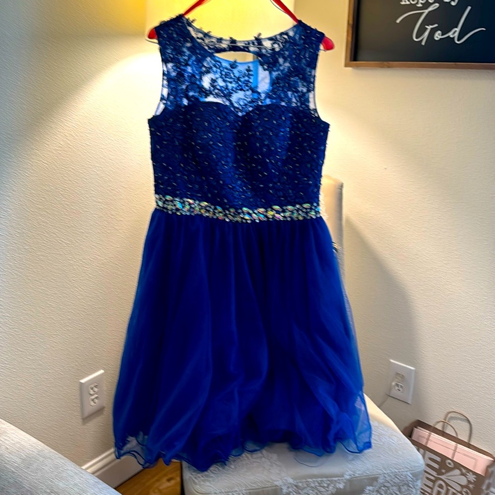 Very nice elegant dress great for proms or school dances.